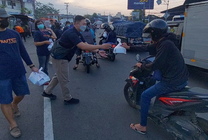 Bank Jateng dan Mitra Bagi Takjil Gratis 