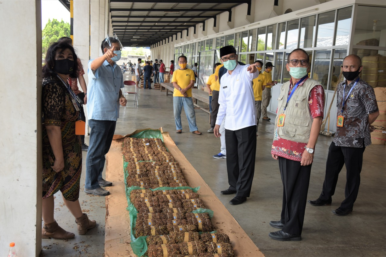 Bupati Ajak Hargai Keringat Petani Dengan Keliling Gudang Tembakau