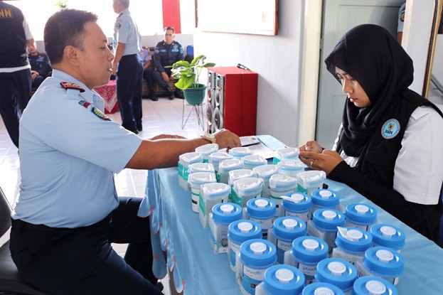 Ciptakan Lingkungan Bersih Narkoba, Petugas Lapas Jalani Tes Urin