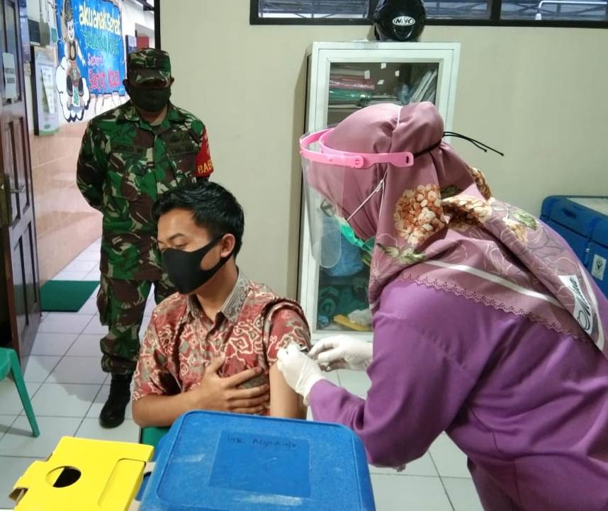 Babinsa Kodim 0706 Temanggung Lakukan Pengamanan Vaksinasi  Covid-19 