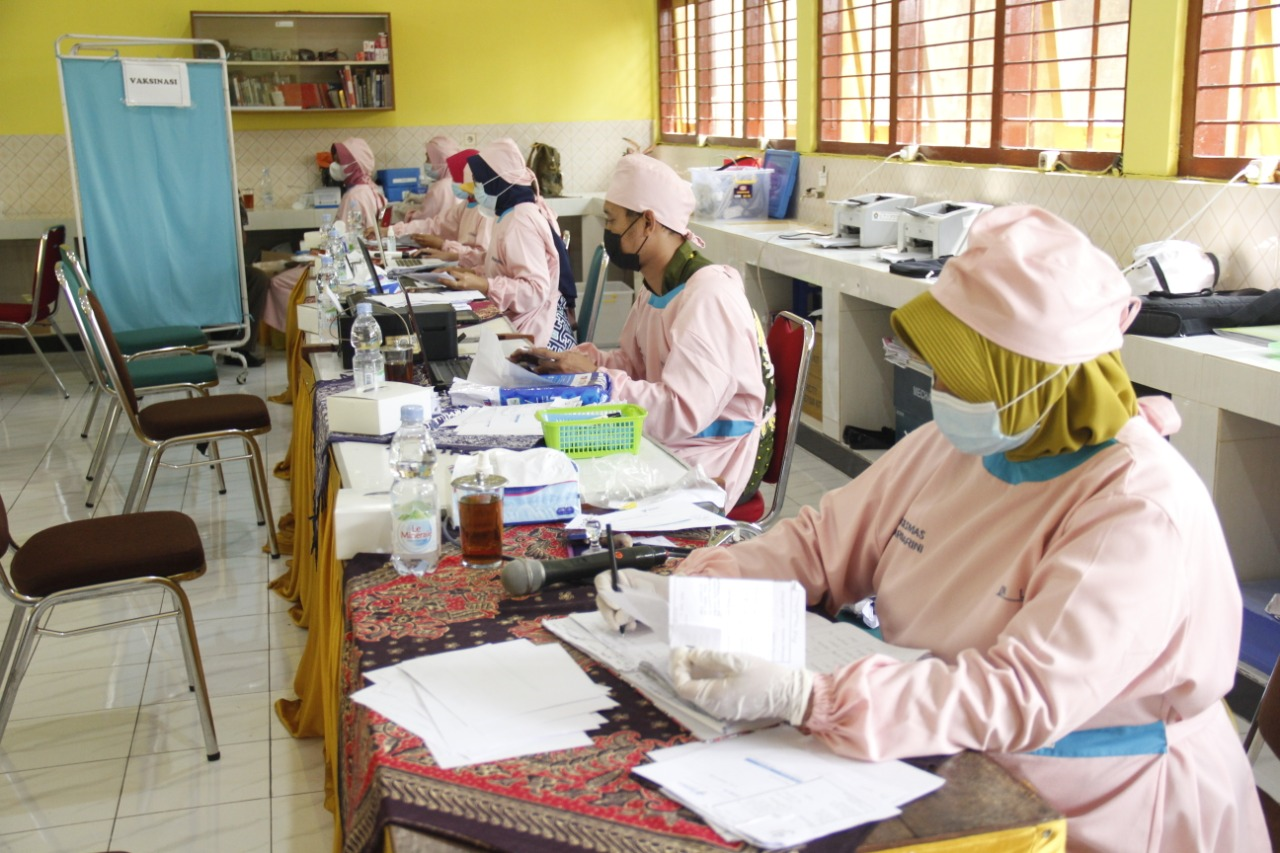 Guru dan Karyawan Sekolah di Temanggung Selesaikan Vaksinasi Tahap 2